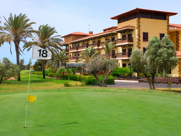 Exterior del hotel Elba Palace con vistas al campo de golf y hoyo 18