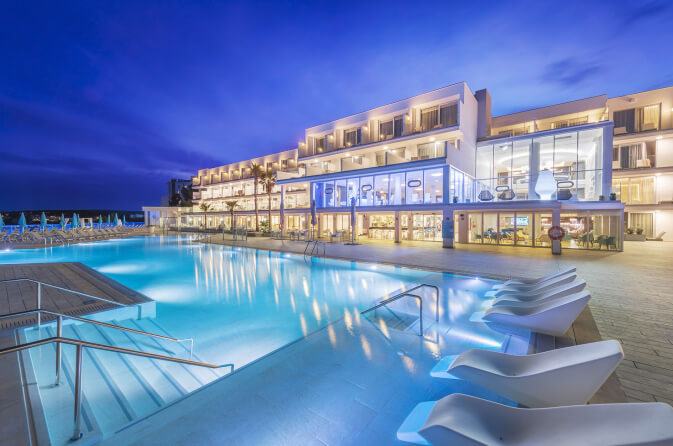 Piscina con iluminación nocturna hotel Elba Sunset Mallorca